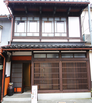 カフェ&設計事務所&自宅として改修した町家。