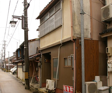 改修前の状態。町家であることがほぼわからない。(撮影・JELL-architects)