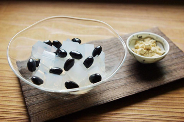 甘味処「豆月」でいただける「黒豆かん」。
