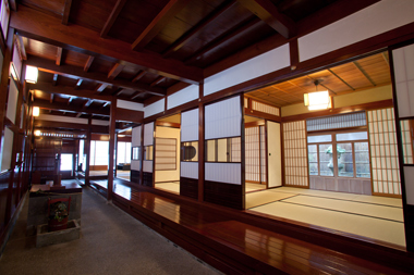 輪島では、廊下や柱が漆塗りの家も多い。写真は「輪島屋善仁 塗師の家」。／©石川県観光連盟