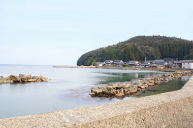 湖面のように穏やか穴水湾。宿泊施設から車で数分の距離。