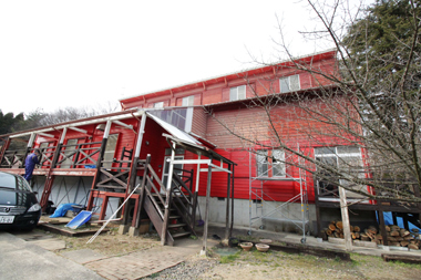 外壁は自分たちで塗り直している。この日は親戚の人も手伝いに来ていた。