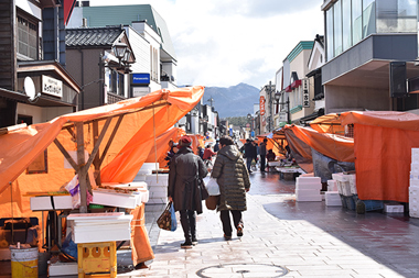 正午までは路面店の前に朝市のテントが連なる。魚の干物、アワビ、サザエ、海藻類や野菜などが並び、「買うてってー」「おまけしとくよ」などの声がかかり、人との交流の楽しさも朝市の魅力。