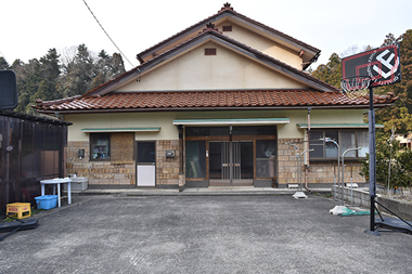 広い庭先ではご近所の方や子供のバスケチームの親子が集まって、中島町の名産のカキを焼いて食べたり、バーベキューを楽しんでいる。