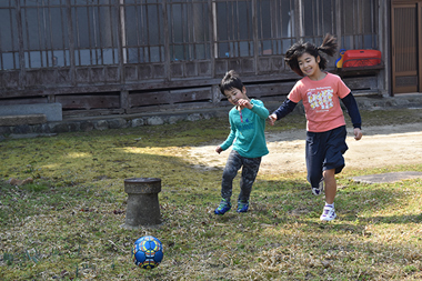子供達が思い切り遊べる広い庭。