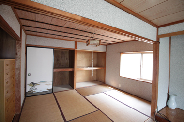 2階和室。畳もそのままだが、状態が良い。2階は和室が他に３つある。