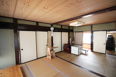 一階居間。ソファーやテーブルも再利用しているもの。