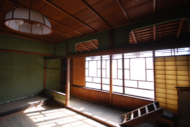 内見時点での状態。天井や柱、窓枠などの建具やガラスまで店舗に極力利用した。