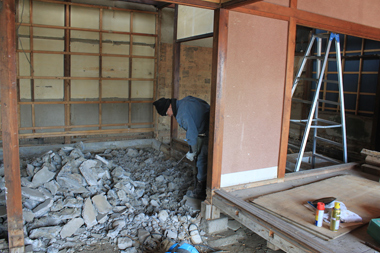 大胆な改修を加えたカウンター部分の工事風景。