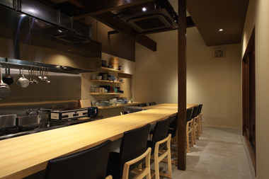 広々とした吹き抜けのカウンター。料理人が目の前で調理を繰り広げる。