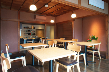 現状や柱、床の間などもそのまま利用。