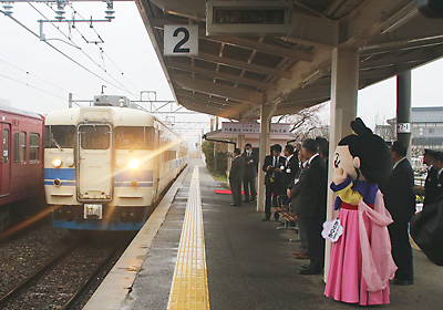 ハナミズキが流れる駅